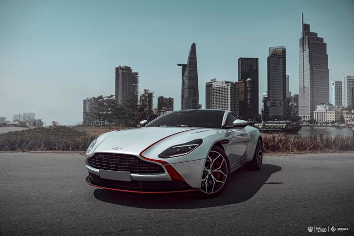 4 năm chỉ chạy 9.000km, Aston Martin DB11 V8 Lightning Silver giảm giá tới gần 3 tỷ đồng - Ảnh 2.