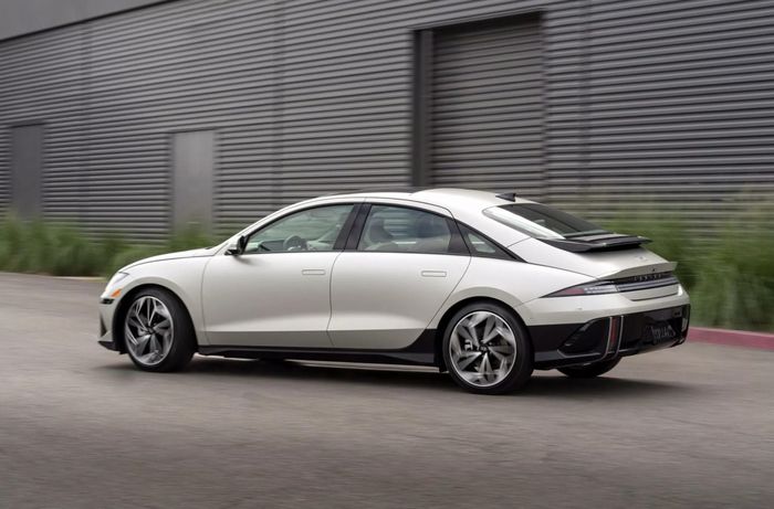 Hyundai Ioniq 6 có khả năng đi được 581 km sau mỗi lần sạc - Ảnh 20.