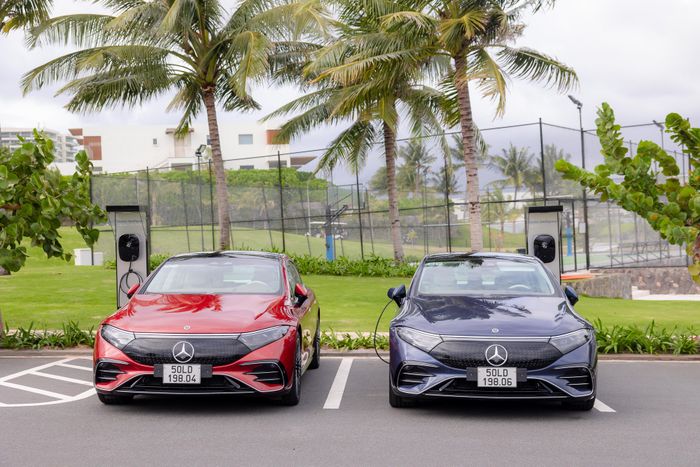 Đánh giá nhanh Mercedes-Benz EQS: Ghế sau chưa đạt tiêu chuẩn, nhưng trải nghiệm lái rất ấn tượng - Hình 10.