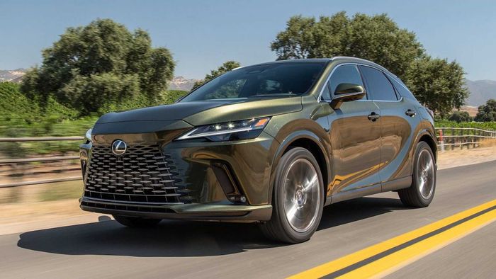 Lexus LX: Luxurious Crossover - Sự hòa quyện giữa sang trọng và tính linh hoạt cho dòng xe này.