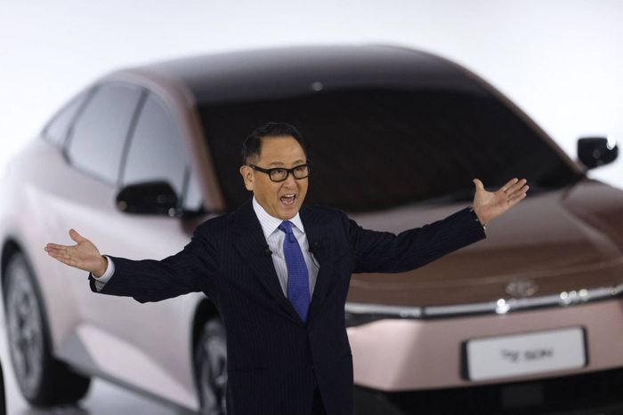 Sự thay đổi đáng chú ý tại Toyota: Cháu trai của người sáng lập từ chức CEO sau khi nhiều người phản đối chiến lược 'chần chừ' với ô tô điện, và người thay thế là Chủ tịch của Lexus - Ảnh 1.