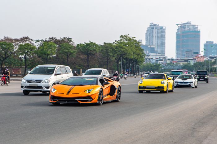 Dàn siêu xe, xe sang hàng chục tỷ đồng thổi bay qua đường phố Hà Nội - Ảnh 2.