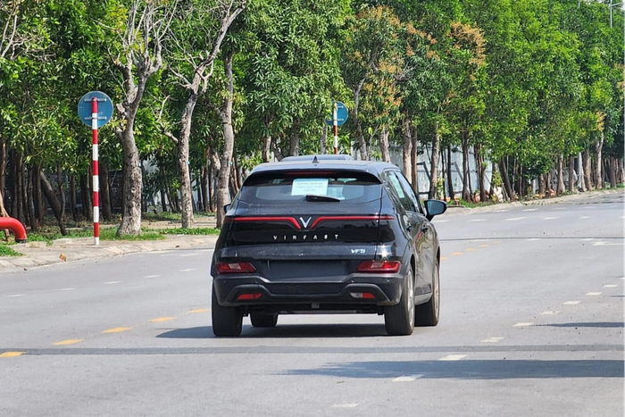 VinFast VF 5 lăn bánh trên đường: Khác biệt so với mẫu concept, nhưng vẫn thu hút với giá trên 400 triệu, khiến Raize và Sonet phải dè chừng - Ảnh 3.