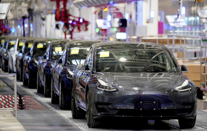 Chiến lược giá linh hoạt của Tesla là duy nhất trong số các hãng sản xuất ô tô. Điều này có thể được thực hiện nhờ Musk từ chối hai truyền thống đã tồn tại hàng thế kỷ trong ngành ô tô. Thứ nhất, ông tránh xa mô hình đại lý nhượng quyền, đặt Tesla kiểm soát mức giá cuối cùng mà khách hàng phải trả. Thứ hai, ông bỏ qua việc định giá xe vào đầu năm - một tiêu chuẩn trong ngành ô tô và sau đó thay đổi giá thường xuyên và nhiều lần trong năm - Xem ảnh số 3.