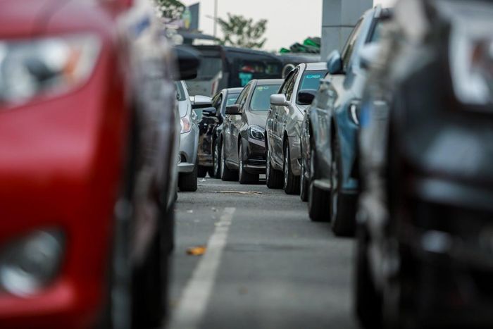 Hà Nội: Xe cộ đông đúc xếp hàng, chờ đợi hàng giờ để đăng kiểm cuối năm - Ảnh 3.