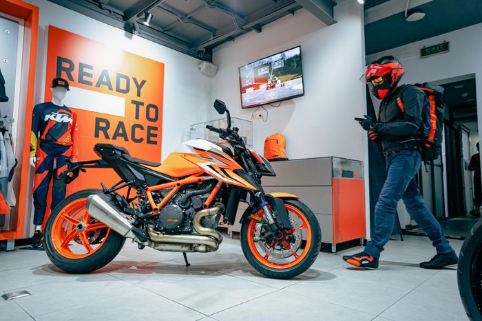 Không chỉ mua mô tô tiền tỷ mà còn trang bị nguyên bộ đồ giống như Honda SH Mode, đó mới là dấu hiệu của một ‘fanboy’ thực thụ - Ảnh 15.