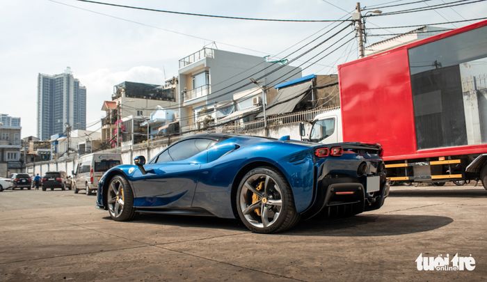 Nguyễn Quốc Cường điều khiển chiếc Ferrari SF90 Spider có giá trên 40 tỷ đồng để đăng ký biển số - Hình 4.