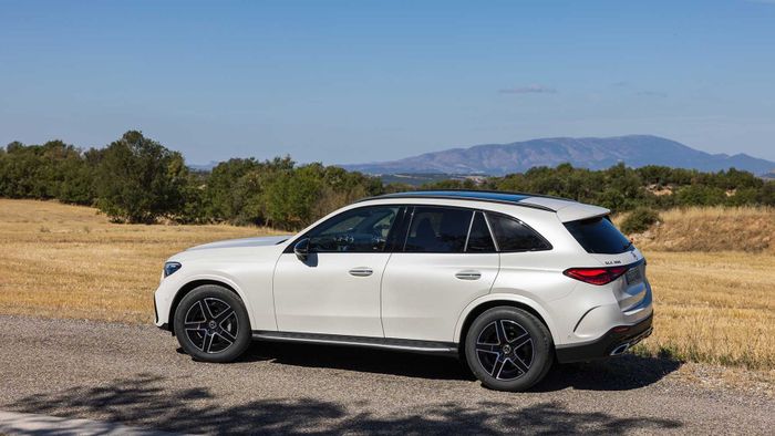 Dự kiến, giá của Mercedes-Benz GLC 2023 sẽ lên đến 2,9 tỷ đồng tại thị trường Việt Nam, vượt qua BMW X3 thêm nửa tỷ và chỉ nhập khẩu với số lượng hạn chế. (Ảnh 3)