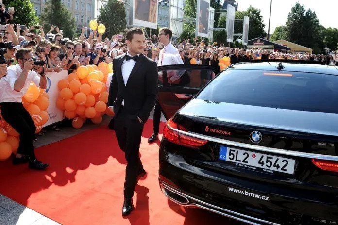 Trên màn ảnh, anh đóng vai người giàu, ngoài đời lại là người đam mê siêu xe Audi và Cadillac, đây chính là người khiến mọi người đều ghen tị! - Hình 2