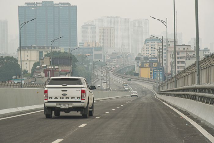 Sau khi hoàn thành, Vành đai 2 được trang bị bảng điện tử tương tự như ở các nước phát triển, nhưng thời gian di chuyển qua nút giao cuối vẫn mất gần 1 phút chỉ để đi 100 mét.
