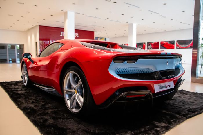Những thông tin bí mật về siêu xe Ferrari 296 GTS vừa ra mắt tại Việt Nam: Khách hàng quan tâm cần đặt cọc trước số tiền 2,5 tỷ đồng, chi phí cho dải sơn trang trí có giá hơn 1 tỷ đồng - Hình 9.