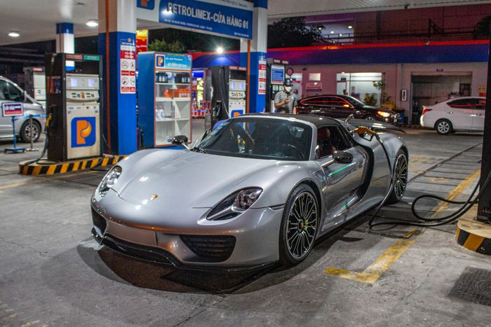 Porsche 918 Spyder và các siêu xe khác của giới giàu TP.HCM xuất hiện trên đường vào ngày 30 Tết - Xem Ảnh 1.