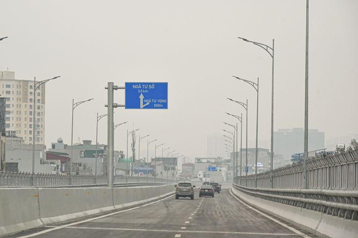 Vành 2 sau khi hoàn thành: Bảng điện tử mới được thêm vào giống như các nước phát triển, nhưng di chuyển qua nút giao cuối vẫn mất gần 1 phút chỉ để đi 100 mét.