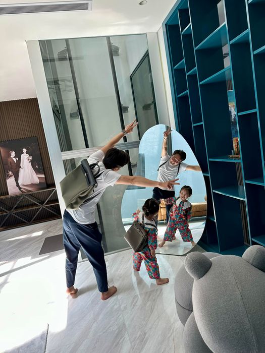 Suchin, nhóc tỳ nhà Cường Đô La, 'xịn xò' không kém: Chưa đầy 3 tuổi đã sang Mỹ 'du học', thậm chí còn có CEO nổi tiếng làm tài xế riêng - Ảnh 3.