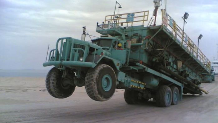 Xe tải khổng lồ của tỉ phú Trung Đông: Mạnh mẽ đến mức có thể kéo cả máy bay trên sa mạc một cách dễ dàng - Hình ảnh 6.