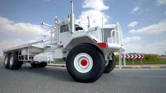 Xe tải khổng lồ của tỉ phú Trung Đông: Mạnh mẽ đến mức có thể kéo cả máy bay trên sa mạc một cách dễ dàng - Hình ảnh 5.