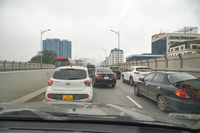 Sau khi hoàn thành, Vành đai 2 được trang bị bảng điện tử tương tự như ở các nước phát triển, nhưng di chuyển qua nút giao cuối vẫn mất gần 1 phút chỉ để đi 100 mét.