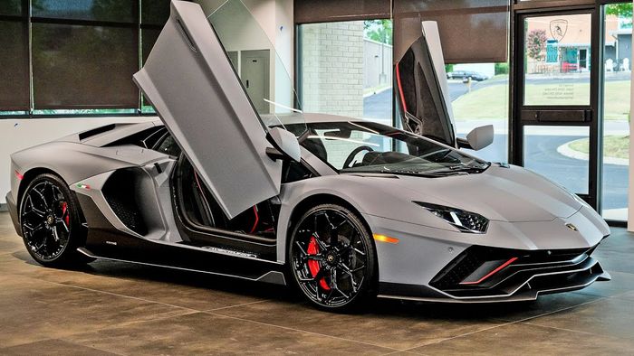 Thiết kế của Lamborghini dường như cũng không có nhiều sự thay đổi: Đàn em của Aventador lộ diện với nhiều chi tiết giống với siêu xe đã được ra mắt nửa thập kỷ trước - Ảnh 4.