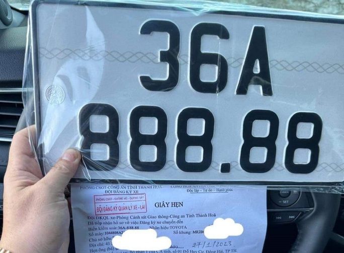 Trong quá trình đăng ký chuyển vùng, một người dân đã bắt gặp biển số ôtô siêu VIP 888.88 - Ảnh 1.