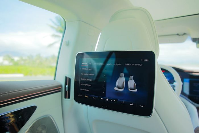 Đánh giá nhanh Mercedes-Benz EQS: Ghế sau chưa đạt tiêu chuẩn, nhưng trải nghiệm lái rất ấn tượng - Hình 8.
