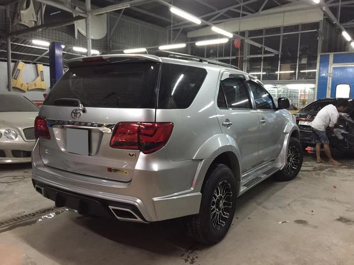 Độ xe Toyota Fortuner cũ thành phong cách Lexus nhưng trông có vẻ... khác lạ - Ảnh 7.