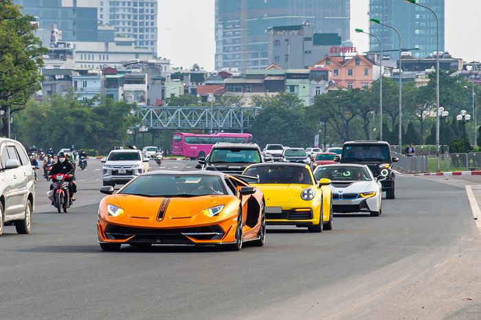Dàn siêu xe, xe sang hàng chục tỷ đồng tung hoành trên đường phố Hà Nội - Ảnh 1.