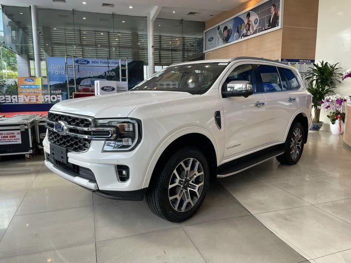 Ford Everest giá cao hơn gấp đôi so với Santa Fe, cạnh tranh mạnh mẽ trong phân khúc SUV trung tại Việt Nam