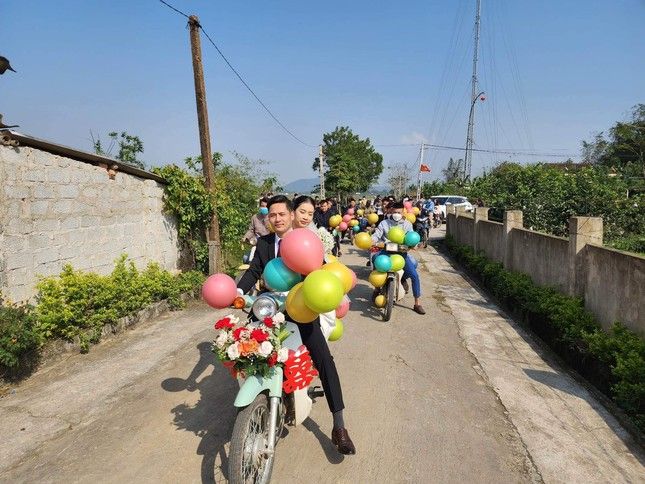 Đám cưới rước dâu bằng hàng chục xe Cub tại Hà Tĩnh 'gây bão' - Ảnh 1.
