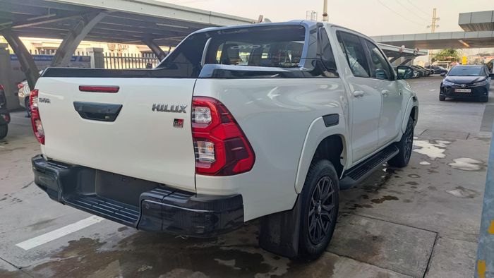 Đại lý giới thiệu Toyota Hilux GR Sport phiên bản độc nhất tại Việt Nam: Giá 1,1 tỷ đồng, không thua kém Ranger Raptor - Ảnh 5.