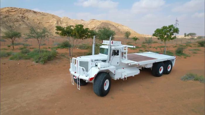 Xe tải khổng lồ của tỉ phú Trung Đông: Mạnh mẽ đến mức có thể kéo cả máy bay trên sa mạc một cách dễ dàng - Hình ảnh 3.