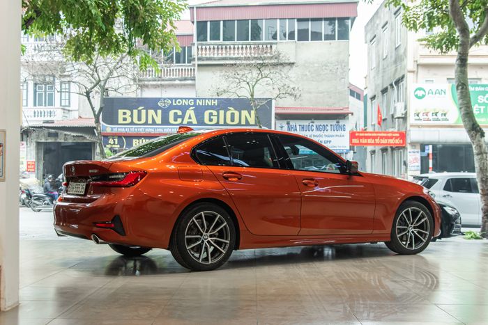 BMW 320i nhập khẩu bán lại có giá bằng 3-Series lắp ráp mới 'chính hãng': Người bán cho biết 'xe nhập Đức luôn là sản phẩm tuyệt vời, giờ muốn mua cũng không dễ' - Ảnh 4.