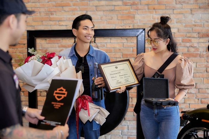 Khánh Thi 'chịu chơi' hứa sẽ tặng 2 chiếc mô tô trị giá cả tỷ đồng cho Phan Hiển nếu anh làm được điều đặc biệt này - Ảnh 2.