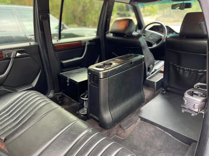 Đặng Lê Nguyên Vũ đã tạo điểm nhấn cho bộ đôi Mercedes-Benz Limousine độc đáo bằng cách giảm một hàng ghế, tạo không gian rộng rãi cho chân.