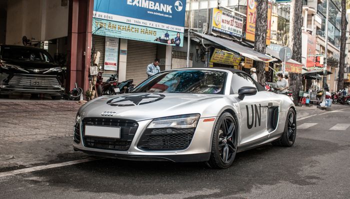 Ông Đặng Lê Nguyên Vũ lái chiếc Audi R8 V10 Spyder duy nhất tại Việt Nam trên đường phố - Hình 2.