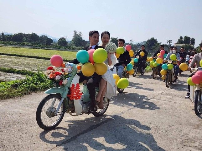 Đám cưới rước dâu bằng hàng chục xe Cub tại Hà Tĩnh 'gây bão' - Ảnh 8.