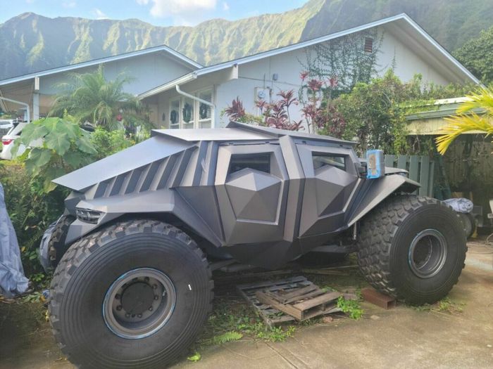 Batmobile chế tạo từ Chevrolet Silverado đời 2007, nhiều chi tiết được làm thủ công - Ảnh 1.