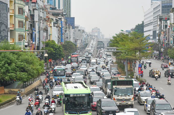 Sau khi hoàn thành, Vành đai 2 được trang bị bảng điện tử tương tự như ở các nước phát triển, nhưng di chuyển qua nút giao cuối vẫn mất gần 1 phút chỉ để đi 100 mét.