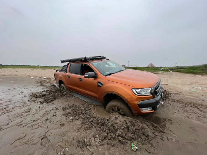 Chủ xe Ford Ranger ra thử off-road và phải chịu hậu quả không ngờ: Lái xe 'nghĩ toàn là cát cuối cùng lại là đất sét' - Ảnh 2.