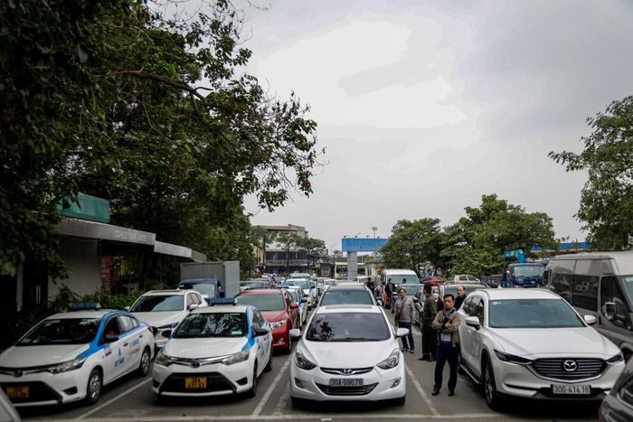 Hà Nội: Xe cộ đông đúc xếp hàng, chờ đợi hàng giờ để đăng kiểm cuối năm - Ảnh 1.