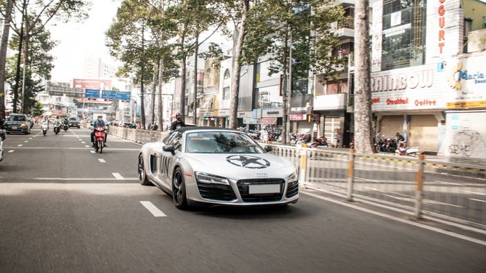 Ông Đặng Lê Nguyên Vũ lái chiếc Audi R8 V10 Spyder duy nhất tại Việt Nam trên đường phố - Hình 1.