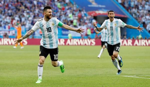 Trang trí xe với hình ảnh của đội tuyển bóng đá Argentina - Ảnh 2.
