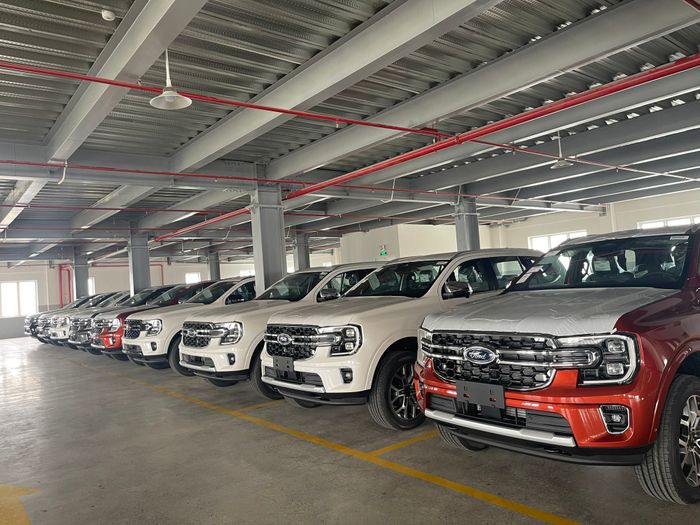 Ford Everest đắt hơn gấp đôi Santa Fe, soán ngôi vị lãnh đạo phân khúc SUV trung tại Việt Nam