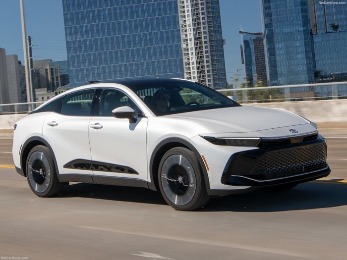 Toyota Crown phiên bản mới đã công bố giá bán, với bản cao cấp sánh ngang với các mẫu xe sang - Xem ảnh số 2.