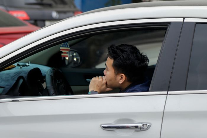 Hà Nội: Xe cộ đông đúc xếp hàng, chờ đợi hàng giờ để đăng kiểm cuối năm - Ảnh 4.