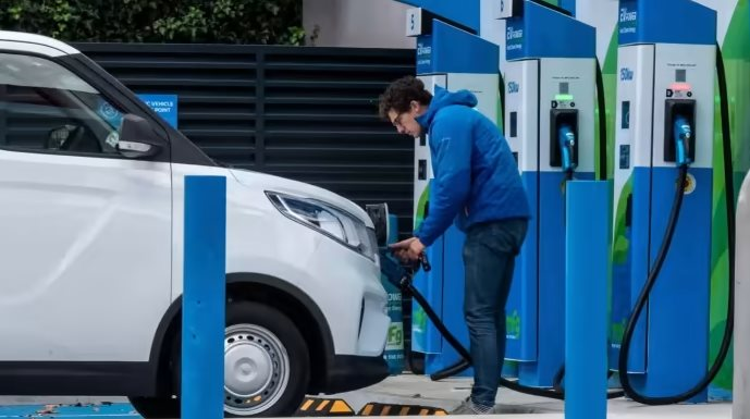 Nghịch lý của ngành xe điện tại châu Âu: Sự phát triển mạnh mẽ của xe xanh nhưng việc sạc pin xe điện lại đắt đỏ hơn việc đổ nhiên liệu - Ảnh 2.