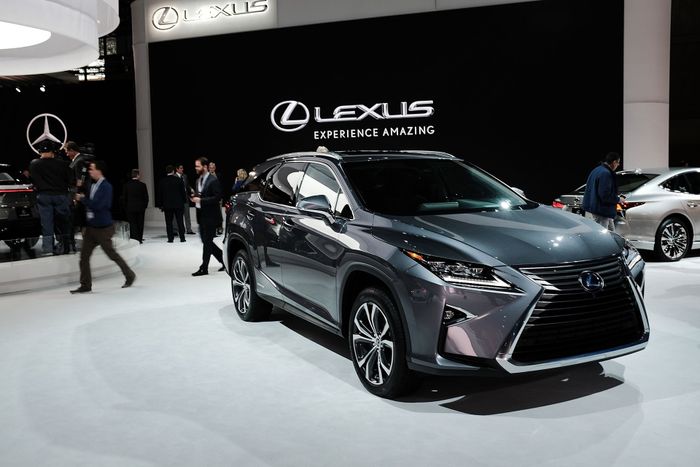 Xe hạng sang Lexus khan hàng vì thiếu chip, ngay cả những đại gia ở Việt Nam chi tiền tỷ cũng không chắc chắn sở hữu ngay - Ảnh 2.