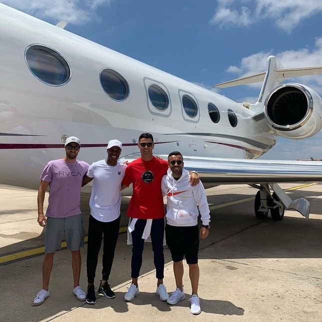 Ronaldo chuyển nhượng máy bay cho Mbappe - Ảnh 1.