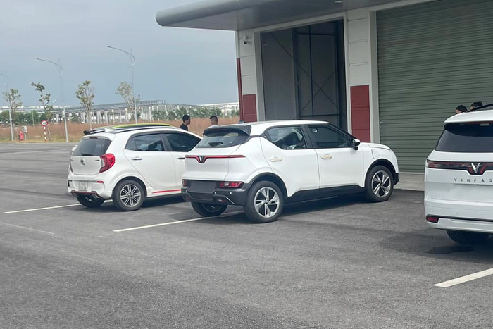 VinFast VF 5 lăn bánh trên đường: Khác biệt so với mẫu concept, nhưng vẫn thu hút với giá trên 400 triệu, khiến Raize và Sonet phải dè chừng - Ảnh 4.