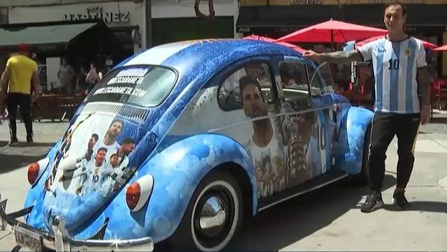 Trang trí xe với hình ảnh của đội tuyển bóng đá Argentina - Ảnh 1.