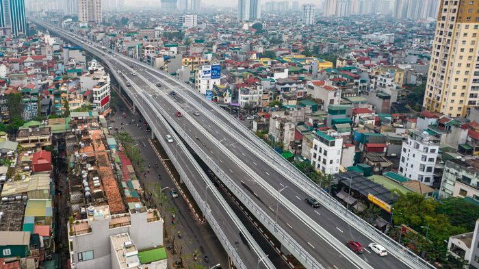 Sau khi hoàn thành, Vành đai 2 được trang bị bảng điện tử tương tự như ở các nước phát triển, nhưng di chuyển qua nút giao cuối vẫn mất gần 1 phút chỉ để đi 100 mét.